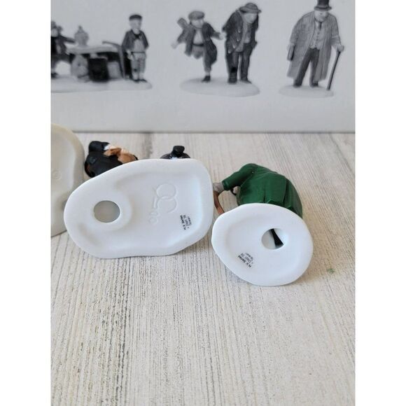 Dept 56 55549 Oliver Twist Heritage Village Collection accessory xmas set - Picture 12 of 12